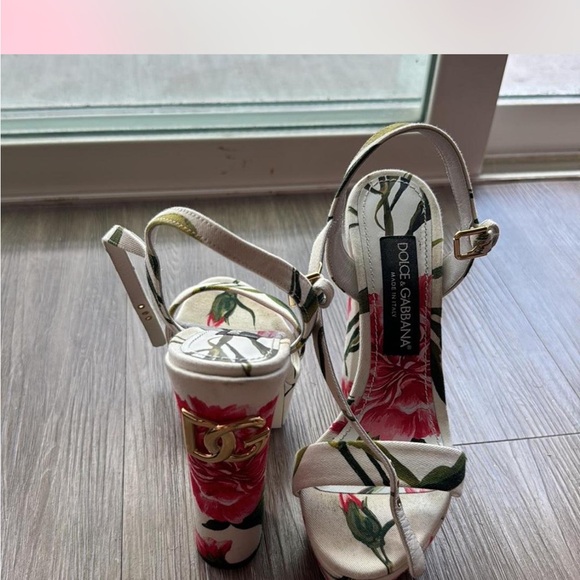 DOLCE AND GABANNA
PLATFORM HEELS - Picture 2 of 4